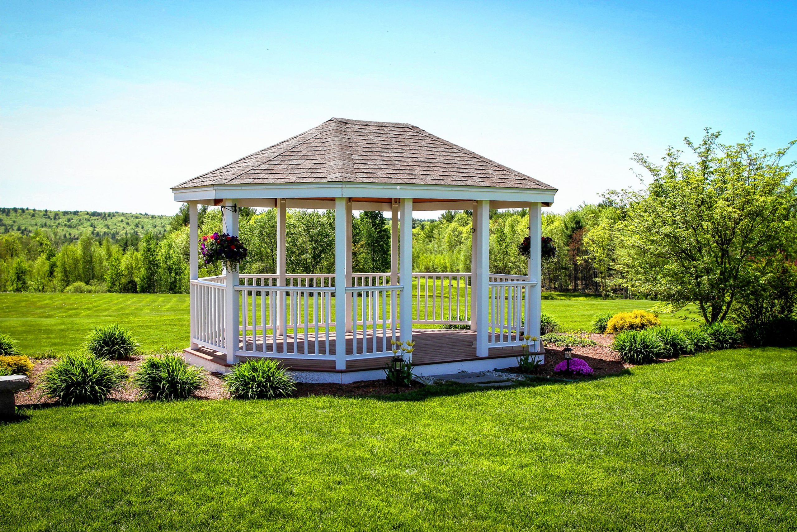 You can hold your ceremony outside in the gazebo at Dell-Lea in Chichester.  Allee Photography